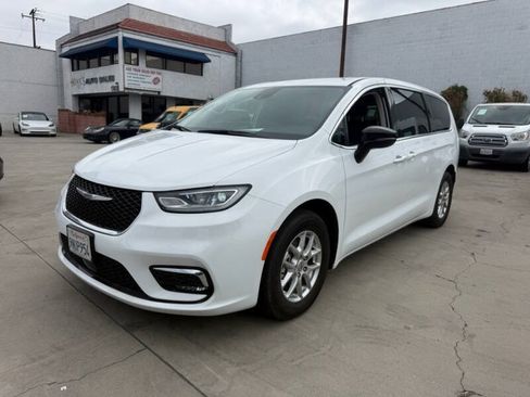 Used 2024 Chrysler Pacifica Touring-L FWD image 3