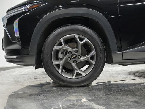 Used 2024 Chevrolet Trax LT w/ Sunroof Package FWD image 3