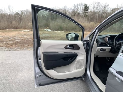 Used 2020 Chrysler Voyager Lxi w/ Cold Weather Group image 22