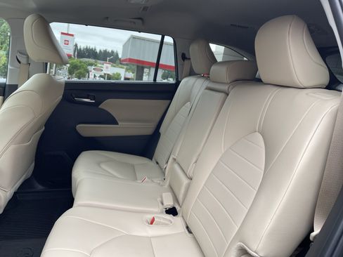 Certified 2025 Toyota Highlander XLE AWD/4WD image 14