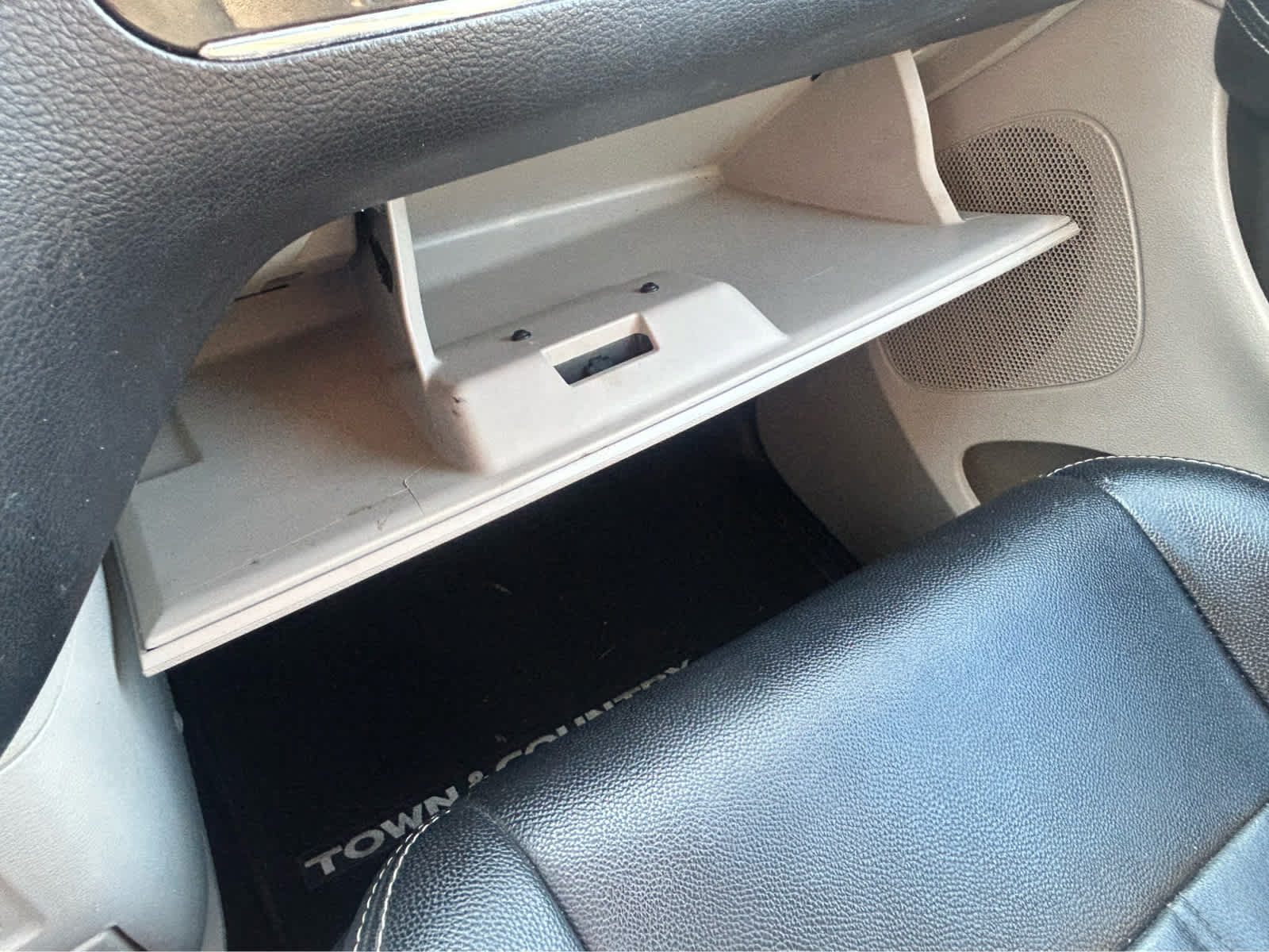 Used 2016 Chrysler Town & Country Touring FWD image 36
