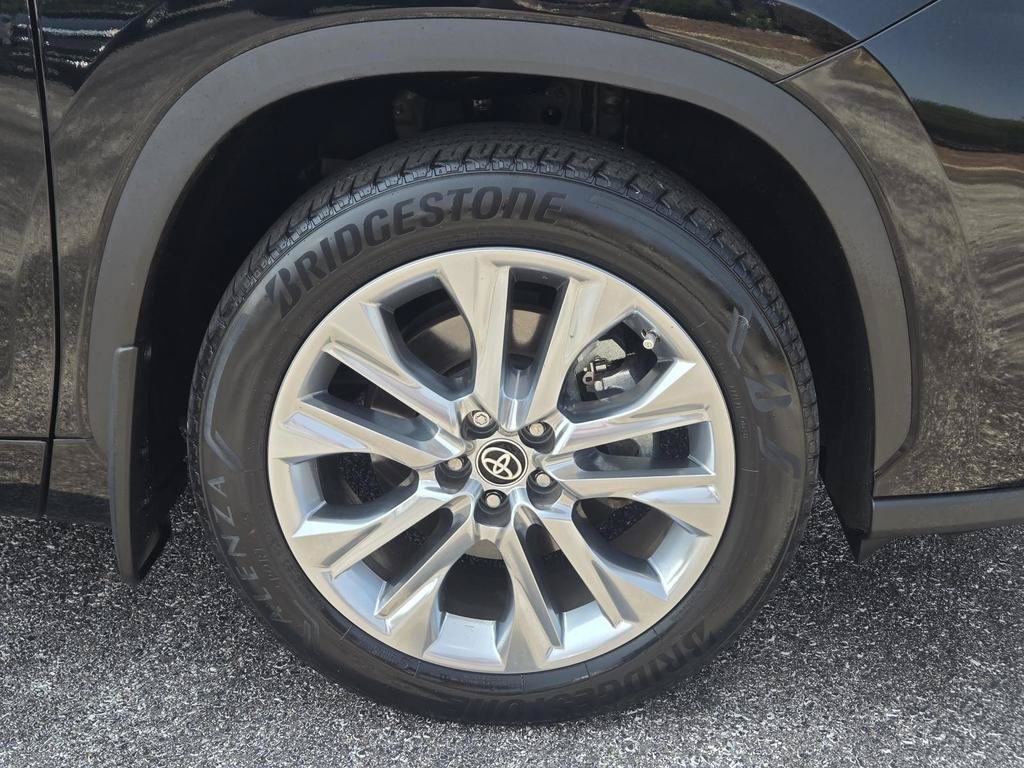 Used 2023 Toyota Highlander Limited FWD image 4