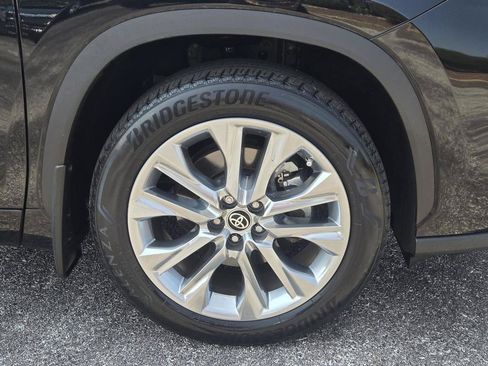 Used 2023 Toyota Highlander Limited FWD image 4