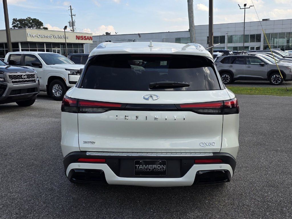 Used 2023 INFINITI QX60 Luxe w/ Cargo Package FWD image 3