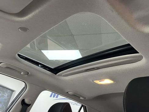 Used 2025 Hyundai Venue SEL FWD image 15
