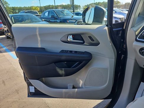 Used 2023 Chrysler Pacifica Touring-L image 31
