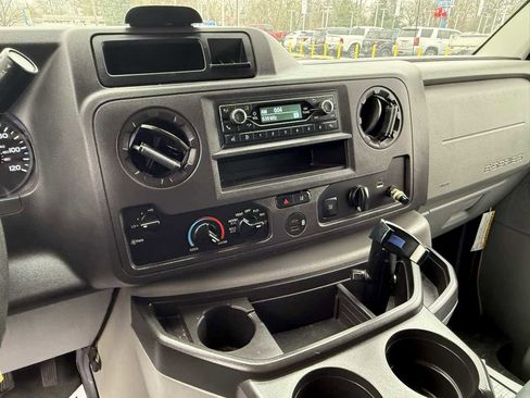 Used 2022 Ford E-450 and Econoline 450 Super Duty RWD image 13