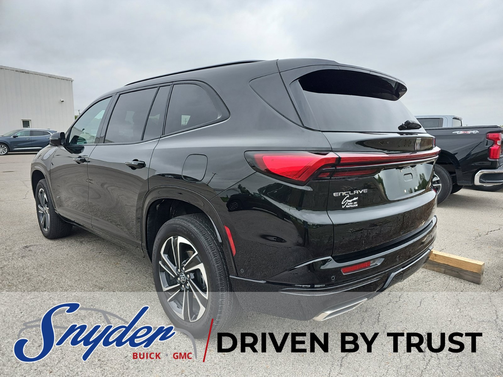Used 2025 Buick Enclave Sport Touring w/ Super Cruise Package FWD image 3