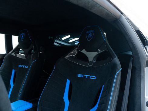 Used 2023 Lamborghini Huracan STO image 25