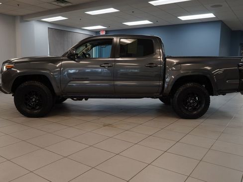 Used 2022 Toyota Tacoma SR5 AWD/4WD image 2