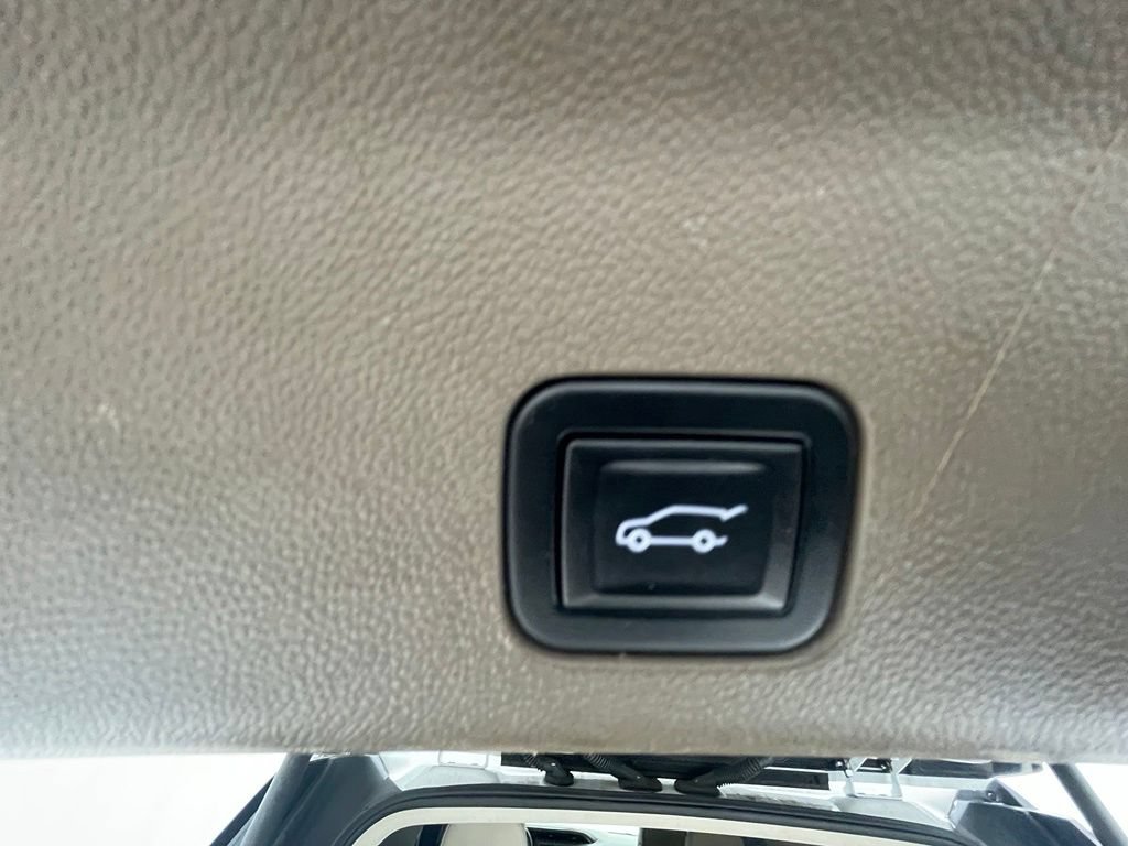Used 2022 GMC Yukon XL Denali AWD/4WD image 9