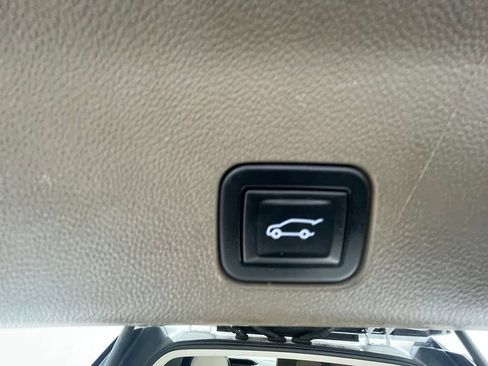 Used 2022 GMC Yukon XL Denali AWD/4WD image 9