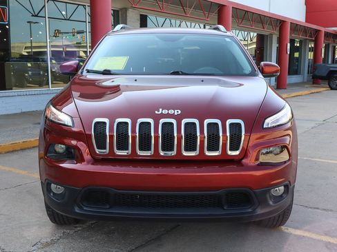 Used 2017 Jeep Cherokee Latitude w/ Safety/Convenience Group AWD/4WD image 3