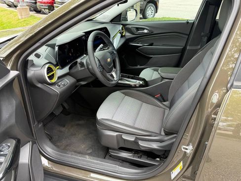 Used 2024 Chevrolet Trax LT w/ Driver Confidence Package FWD image 12
