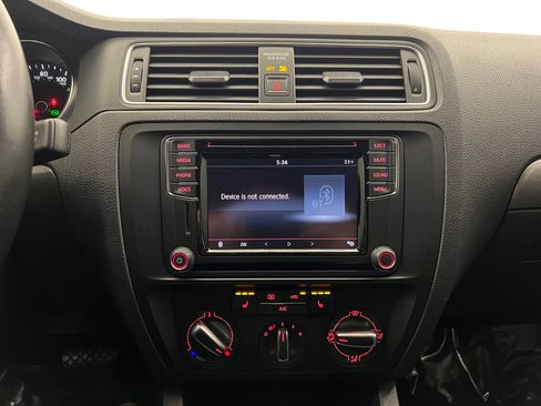 Used 2017 Volkswagen Jetta SE image 17