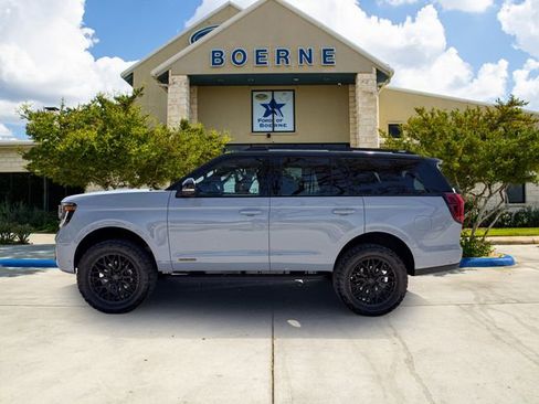 Used 2025 Ford Expedition Tremor image 2