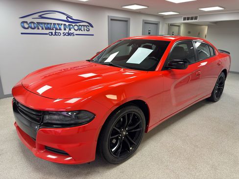 Used 2018 Dodge Charger SXT w/ Blacktop Package image 2