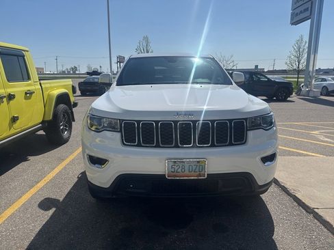 Used 2022 Jeep Grand Cherokee Laredo E w/ Security & Convenience Group AWD/4WD image 2
