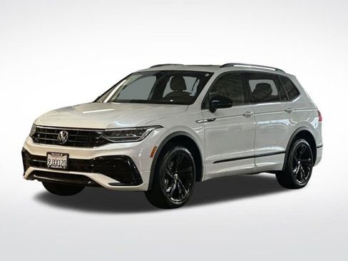 Certified 2024 Volkswagen Tiguan SE R-Line image 10