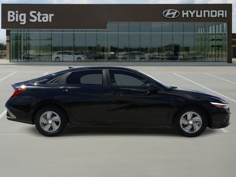 Used 2025 Hyundai Elantra SE FWD image 5