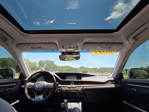 Used 2017 Lexus ES 300h w/ Luxury Package FWD image 19