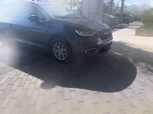 Used 2023 Chrysler Pacifica Touring-L image 5