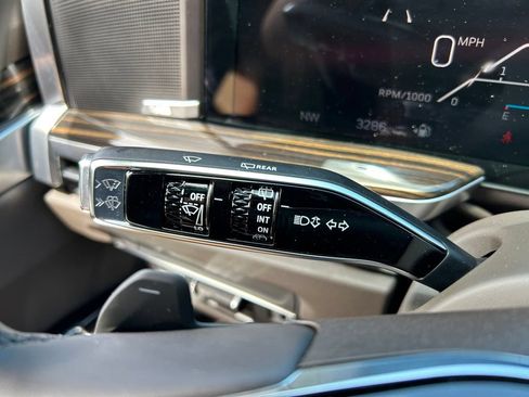Used 2025 Cadillac Escalade Premium Luxury RWD image 65