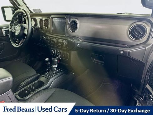 Certified 2022 Jeep Gladiator Willys image 30