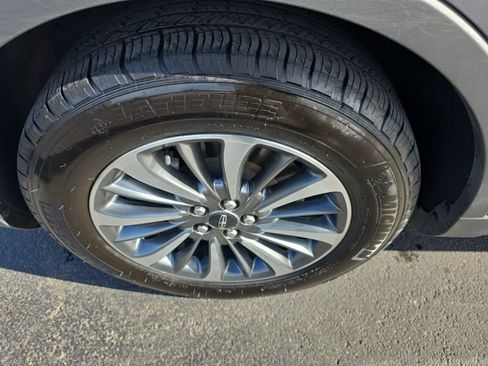 Used 2022 Lincoln Nautilus Standard w/ Premium Package image 17