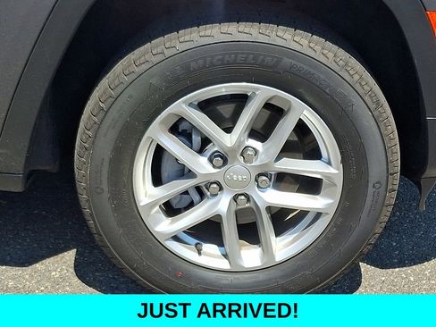 Used 2025 Jeep Grand Cherokee Laredo X w/ Luxury Tech Group I AWD/4WD image 8