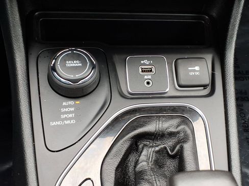 Used 2019 Jeep Cherokee Latitude Plus AWD/4WD image 14