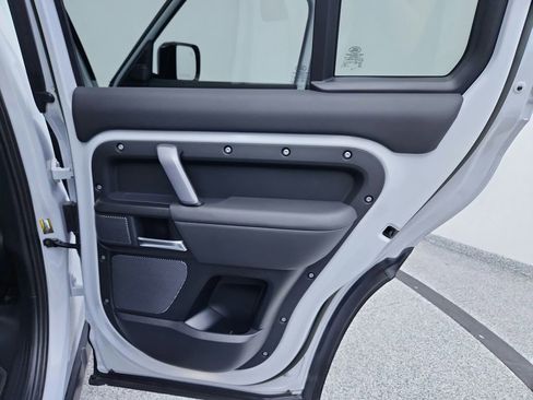 Used 2023 Land Rover Defender 110 V8 image 39