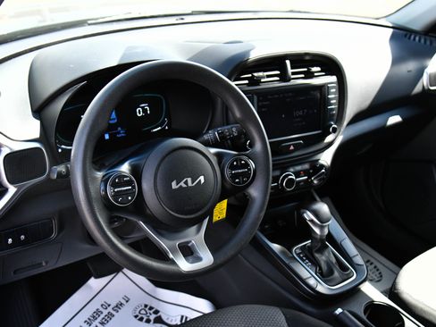 Used 2023 Kia Soul LX image 14