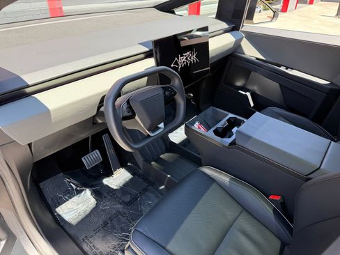 Used 2025 Tesla Cybertruck AWD Crew Cab image 22