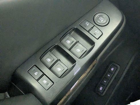 Used 2017 Chevrolet Suburban LT RWD image 16