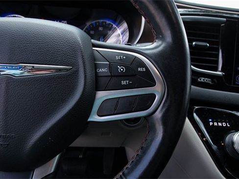 Used 2017 Chrysler Pacifica Touring-L Plus image 18