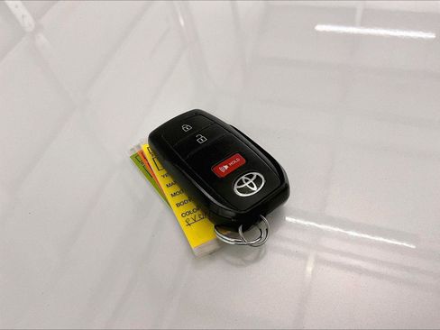 Used 2023 Toyota Corolla Cross LE w/ Moonroof Package image 9