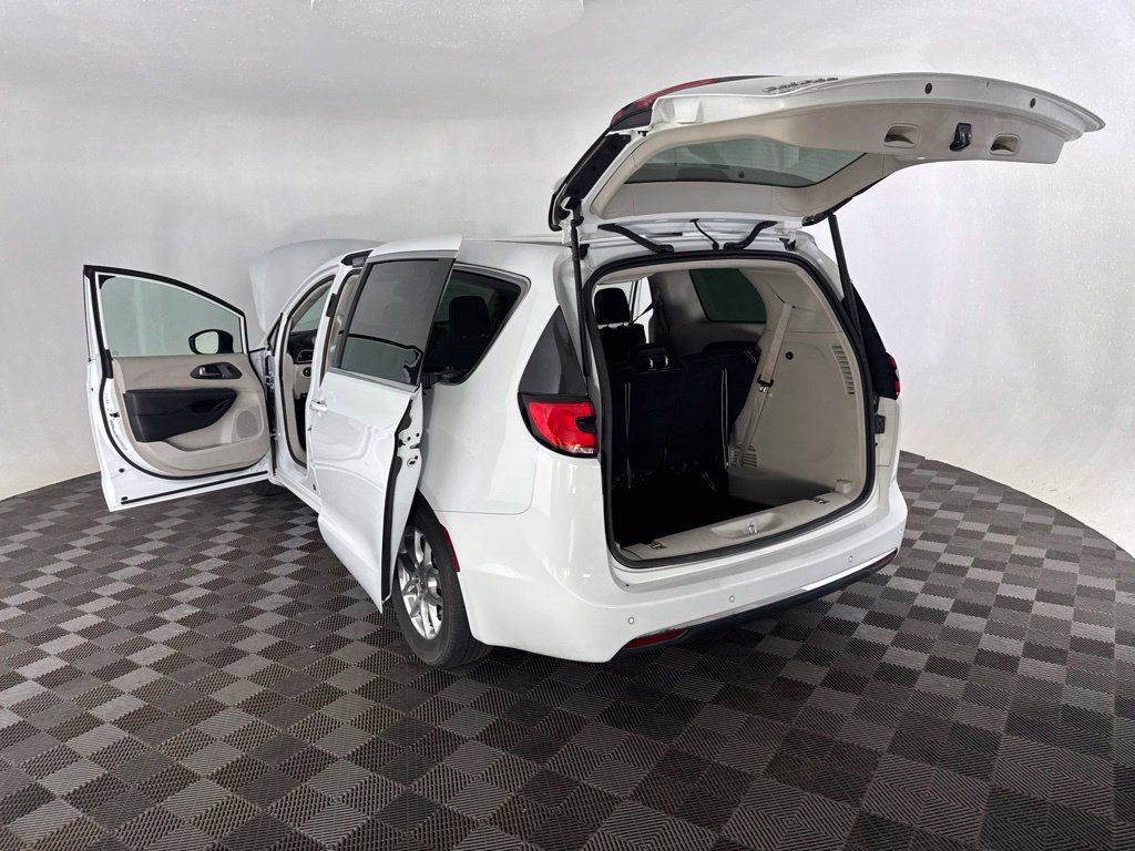 Used 2023 Chrysler Pacifica Touring-L FWD image 18