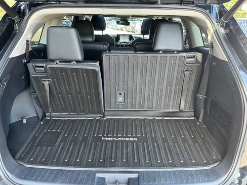 Used 2021 Toyota Highlander XLE AWD/4WD image 22