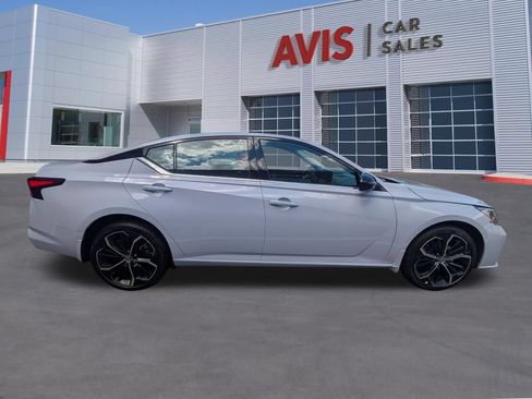 Used 2025 Nissan Altima 2.5 SR w/ SR Premium Package AWD/4WD image 5