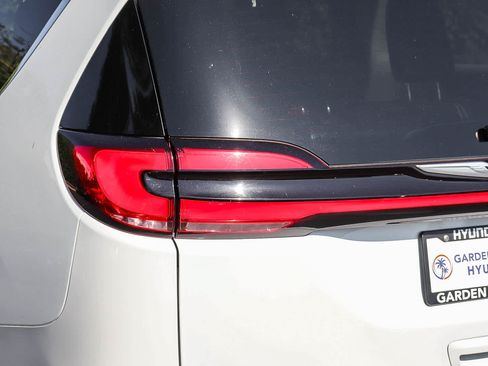 Used 2023 Chrysler Pacifica Touring-L FWD image 9