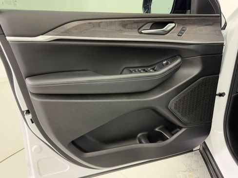 Used 2024 Jeep Grand Cherokee L Limited image 13