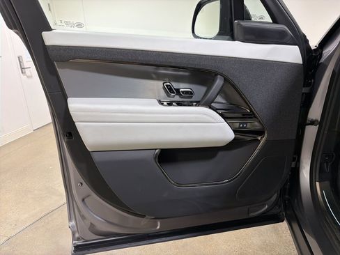 Used 2025 Land Rover Range Rover Sport SE image 9