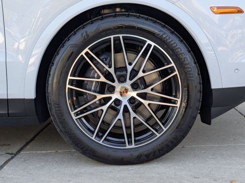 Certified 2026 Porsche Cayenne AWD/4WD image 28