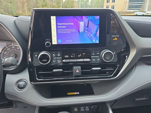 Used 2023 Toyota Highlander XLE image 19