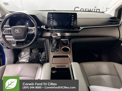 Used 2021 Toyota Sienna XLE image 7