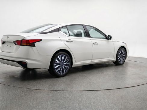 Used 2025 Nissan Altima 2.5 SV FWD image 9