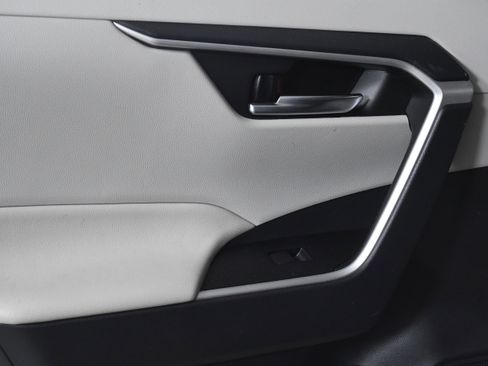 Used 2021 Toyota RAV4 XLE w/ Convenience Package image 23