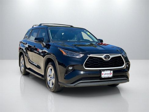 Certified 2024 Toyota Highlander LE image 3