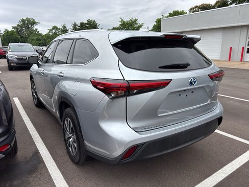 Used 2023 Toyota Highlander XLE AWD/4WD image 6